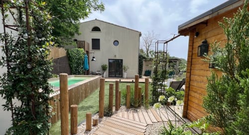 Jardin de l'ADELOUANE B&B à Aigues-Mortes avec terrasse bois, piscine et verdure luxuriante