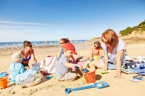 Famille profitant d'activités balnéaires près des Gîtes du Bulz à Pleyber-Christ, France