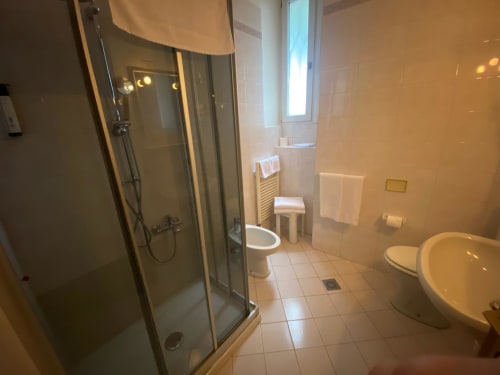 Bagno moderno ad Alloggio Le Casette a Verona con doccia, toilette, bidet e scaldasalviette