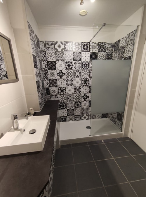 Salle de bain chambre triple confort pour famille à Souillac