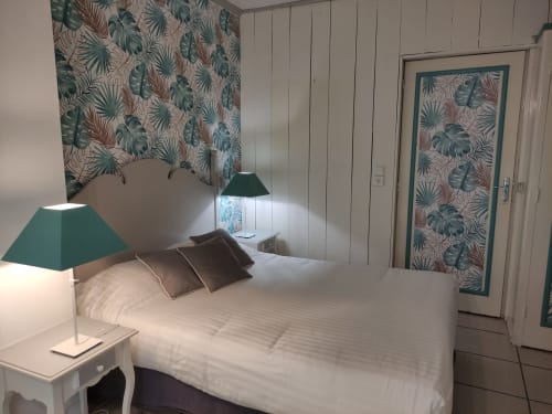 Petite chambre double at Le Pavillon Saint Martin Hotel in Souillac with tropical leaf wallpaper, white bed, and green table