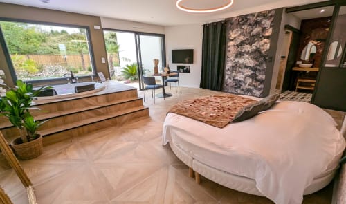 Week end en amoureux dans cette chambre avec jacuzzi