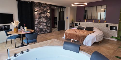 Chambre avec jacuzzi privatif aux Suites du Payré