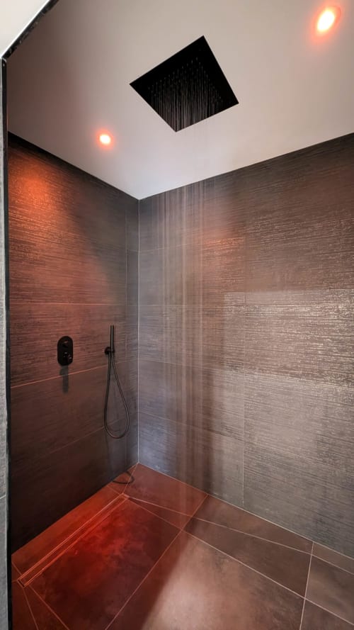 Douche de notre chambre avec jacuzzi