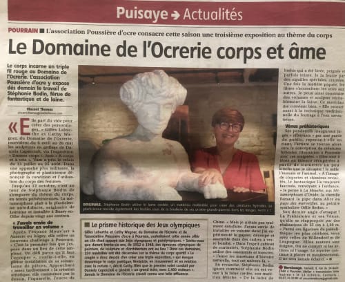 Stéphanie Bodin devant une œuvre d'art blanc sculptée au Domaine de l'Ocrerie à Pourrain, France