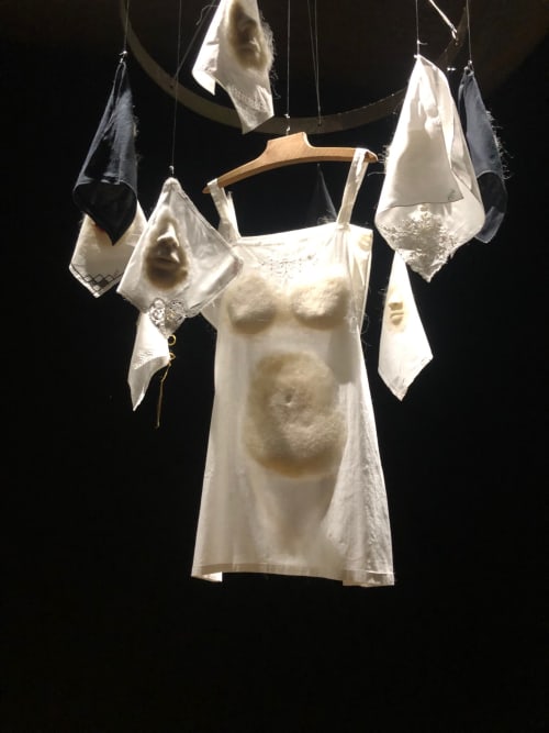 Linge suspendu sur un séchoir en bois sur fond sombre à la Domaine de l'Ocrerie, Pourrain