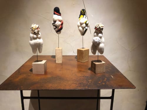Exposition sculpturale artistique au Domaine de l'Ocrerie avec des têtes céramiques décorées sur socles en bois