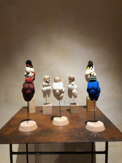 Sculptures artistiques exposées au Domaine de l'Ocrerie BnB à Pourrain, France présentant l'art figuratif contemporain