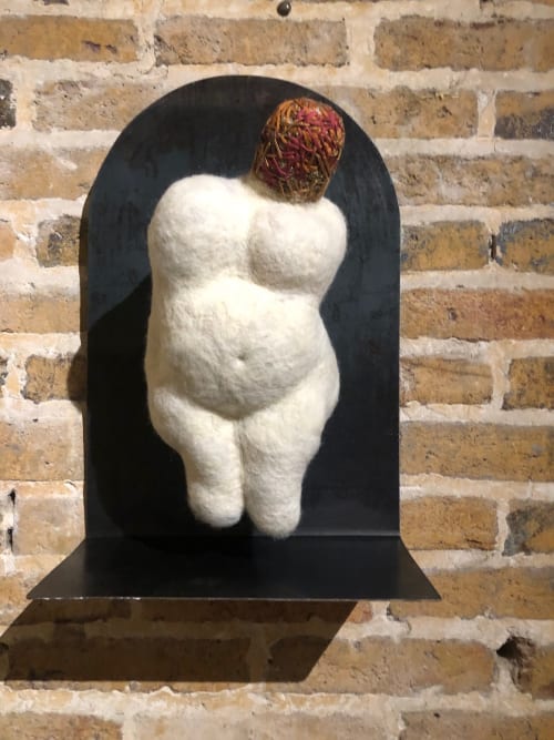 Sculpture d'art moderne avec torse blanc et tête rouge sur socle noir au Domaine de l'Ocrerie, Pourrain