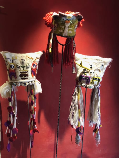 Sculptures textiles artistiques avec créatures brodées exposées au Domaine de l'Ocrerie à Pourrain