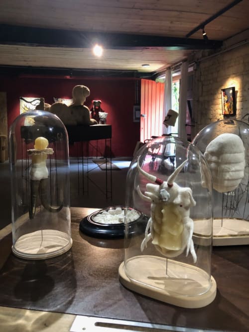 Sculptures blanches exposées sous des dômes en verre à la galerie du Domaine de l'Ocrerie, Pourrain