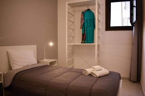 Camera moderna a Sikelia House Cefalù con letto matrimoniale, armadio e vista sulla città