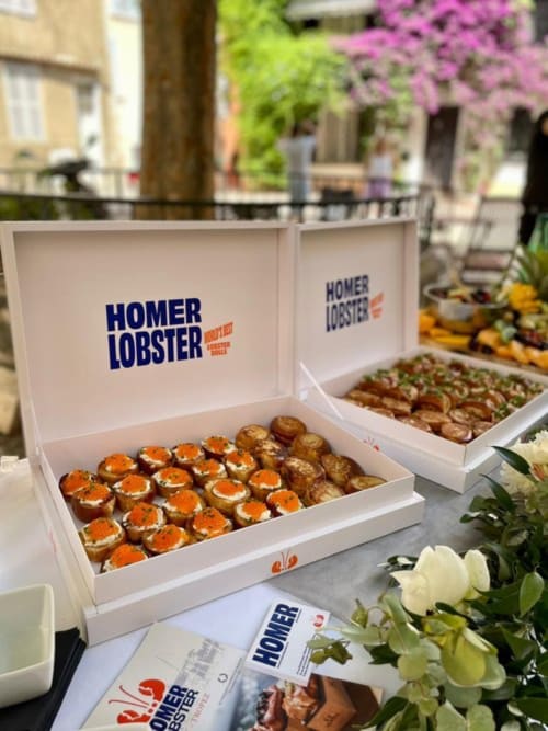 Homer Lobster Marseille is a seafood restaurant specializing in lobsters and other shellfish. The interior is elegant, featuring maritime decor and wooden elements. The dishes are beautifully presented, highlighting fresh, high-quality ingredients. The atmosphere is friendly and warm, making it an ideal spot for enjoying authentic seafood dishes.