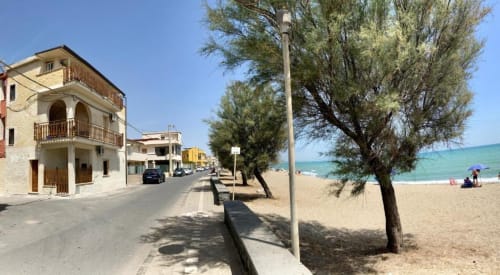 Noemi Holiday House fronte mare ad Agnone Bagni con architettura mediterranea e accesso diretto alla spiaggia sabbiosa