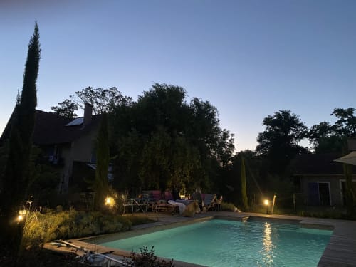 Découvrez notre gîte de groupe idéal pour 15 personnes, niché au cœur des Landes. Une location de vacances unique très bien équipée. Le Baccara Lodge, c'est une maison de vacances avec piscine, 8 chambres, 8 salles de bains, proche des plages landaises et de Contis. réserve d'Arjuzanx à 5 mins.