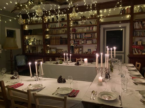 Découvrez notre gîte de groupe idéal pour 15 personnes, niché au cœur des Landes. Une location de vacances unique très bien équipée. Le Baccara Lodge, c'est une maison de vacances avec piscine, 8 chambres, 8 salles de bains, proche des plages landaises et de Contis. réserve d'Arjuzanx à 5 mins.