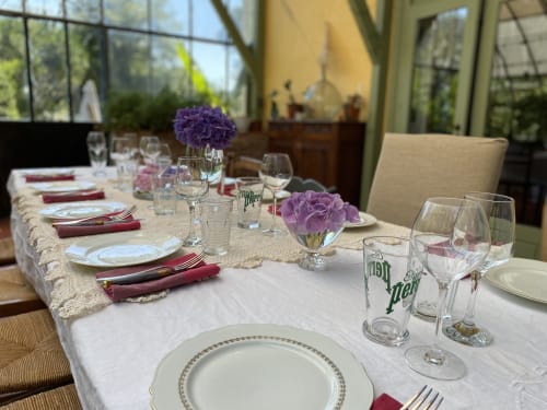 Découvrez notre gîte de groupe idéal pour 15 personnes, niché au cœur des Landes. Une location de vacances unique très bien équipée. Le Baccara Lodge, c'est une maison de vacances avec piscine, 8 chambres, 8 salles de bains, proche des plages landaises et de Contis. réserve d'Arjuzanx à 5 mins.