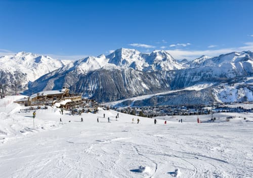Station de ski de Courchevel avec vue sur le  Grand Bec et les glaciers de la Vanoise.