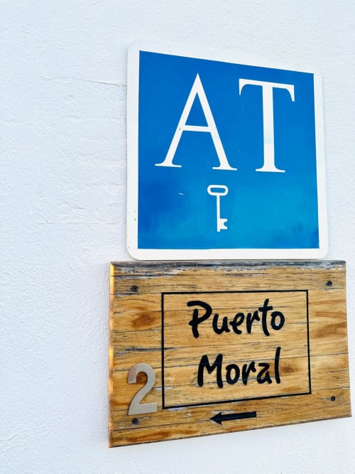 Cartel de la llave AT del apartamento 2 Puerto Moral en Mérida, España