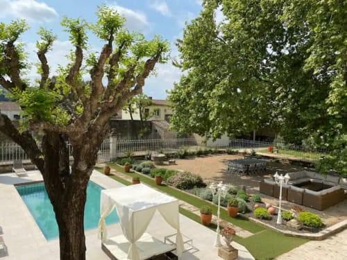 Maison de maître Les toiles à Elise Avignon Provence Location Chambre Soleil Climatisation Spacieux Piscine Jardin Calme Cigales Platane Fraîcheur Tableaux Semaine Week-end Détente 