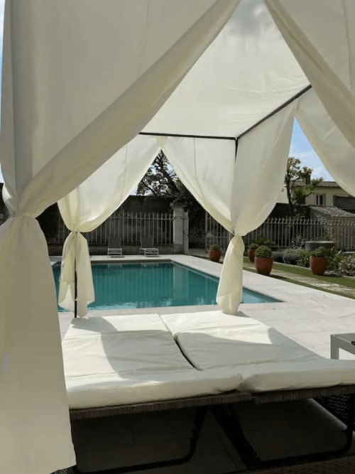 Maison de maître Les toiles à Elise Avignon Provence Location Chambre Soleil Climatisation Spacieux Piscine Jardin Calme Cigales Platane Fraîcheur Tableaux Semaine Week-end Détente 