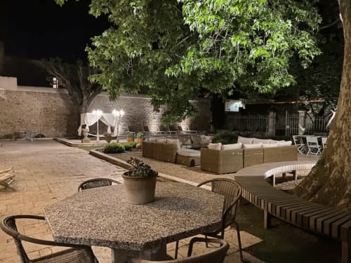 Maison de maître Les toiles à Elise Avignon Provence Location Chambre Soleil Climatisation Spacieux Piscine Jardin Calme Cigales Platane Fraîcheur Tableaux Semaine Week-end Détente 