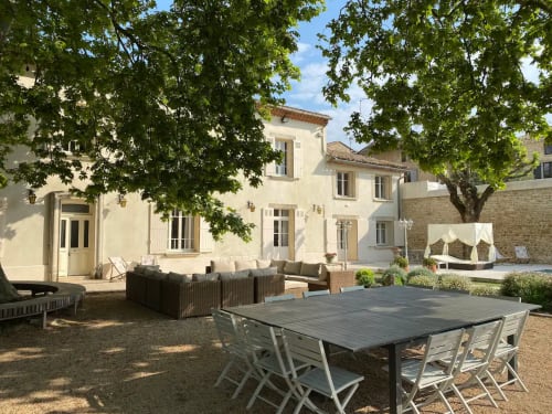 Maison de maître Les toiles à Elise Avignon Provence Location Chambre Soleil Climatisation Spacieux Piscine Jardin Calme Cigales Platane Fraîcheur Tableaux Semaine Week-end Détente 