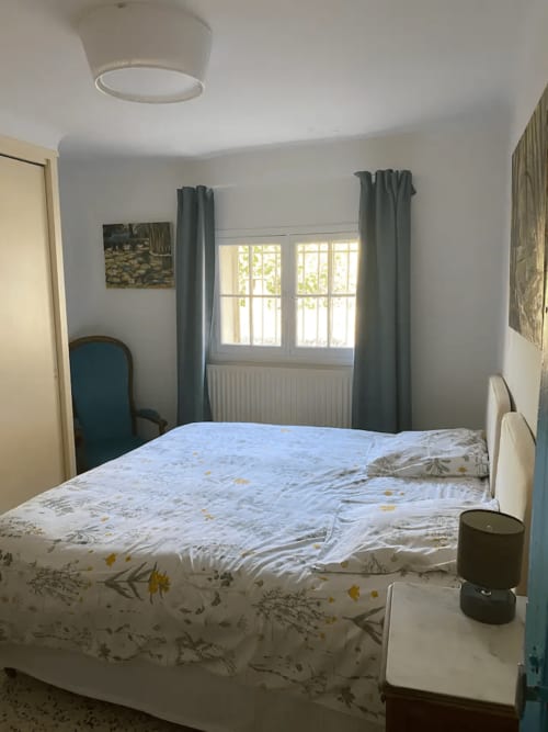 Maison de maître Les toiles à Elise Avignon Provence Location Chambre Soleil Climatisation Spacieux Piscine Jardin Calme Cigales Platane Fraîcheur Tableaux Semaine Week-end Détente 