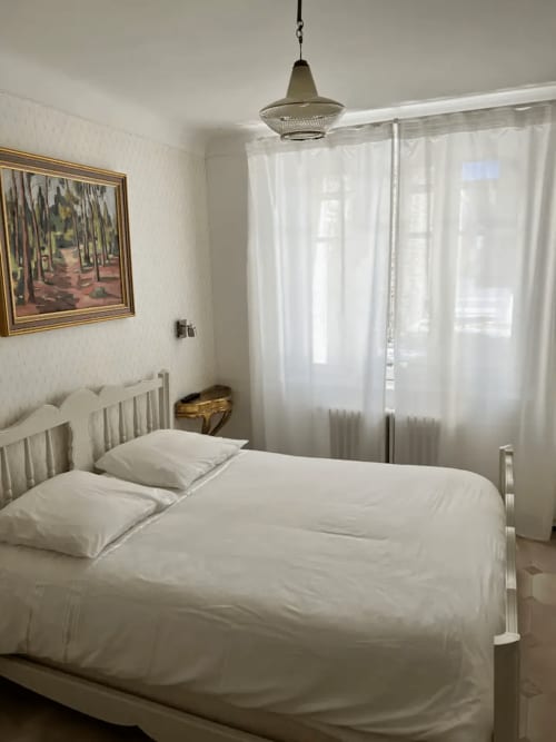 Maison de maître Les toiles à Elise Avignon Provence Location Chambre Soleil Climatisation Spacieux Piscine Jardin Calme Cigales Platane Fraîcheur Tableaux Semaine Week-end Détente 