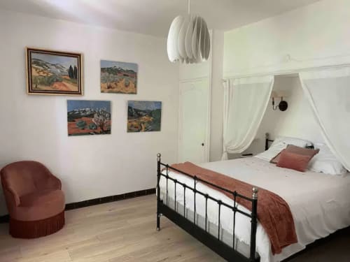 Maison de maître Les toiles à Elise Avignon Provence Location Chambre Soleil Climatisation Spacieux Piscine Jardin Calme Cigales Platane Fraîcheur Tableaux Semaine Week-end Détente 