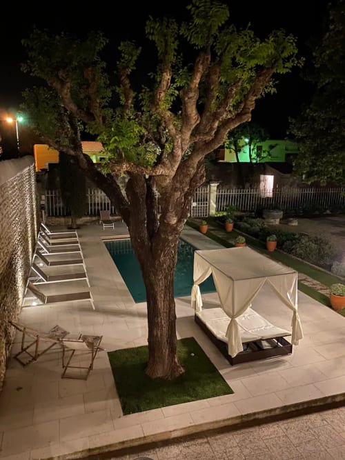Maison de maître Les toiles à Elise Avignon Provence Location Chambre Soleil Climatisation Spacieux Piscine Jardin Calme Cigales Platane Fraîcheur Tableaux Semaine Week-end Détente 