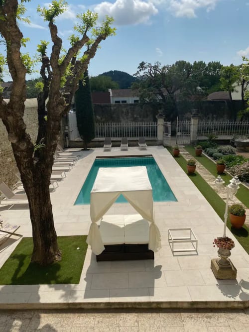 Maison de maître Les toiles à Elise Avignon Provence Location Chambre Soleil Climatisation Spacieux Piscine Jardin Calme Cigales Platane Fraîcheur Tableaux Semaine Week-end Détente 
