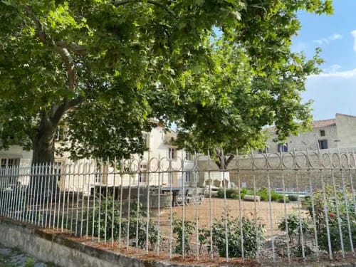 Maison de maître Les toiles à Elise Avignon Provence Location Chambre Soleil Climatisation Spacieux Piscine Jardin Calme Cigales Platane Fraîcheur Tableaux Semaine Week-end Détente 