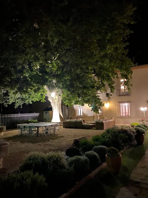 Maison de maître Les toiles à Elise Avignon Provence Location Chambre Soleil Climatisation Spacieux Piscine Jardin Calme Cigales Platane Fraîcheur Tableaux Semaine Week-end Détente 