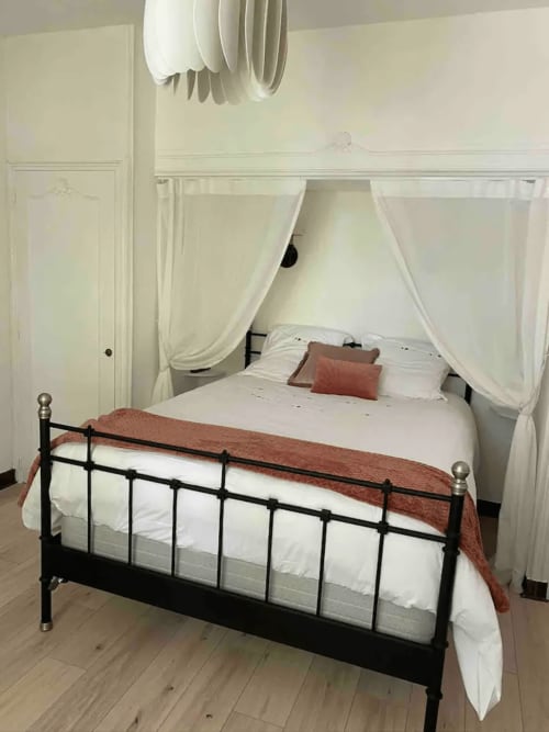 Maison de maître Les toiles à Elise Avignon Provence Location Chambre Soleil Climatisation Spacieux Piscine Jardin Calme Cigales Platane Fraîcheur Tableaux Semaine Week-end Détente 