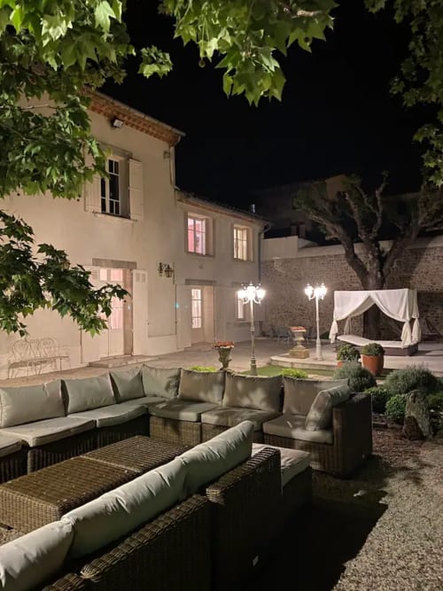 Maison de maître Les toiles à Elise Avignon Provence Location Chambre Soleil Climatisation Spacieux Piscine Jardin Calme Cigales Platane Fraîcheur Tableaux Semaine Week-end Détente 