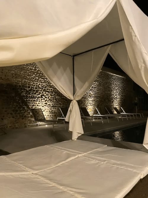 Maison de maître Les toiles à Elise Avignon Provence Location Chambre Soleil Climatisation Spacieux Piscine Jardin Calme Cigales Platane Fraîcheur Tableaux Semaine Week-end Détente 
