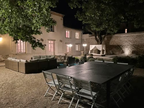 Maison de maître Les toiles à Elise Avignon Provence Location Chambre Soleil Climatisation Spacieux Piscine Jardin Calme Cigales Platane Fraîcheur Tableaux Semaine Week-end Détente 