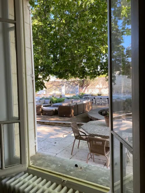 Maison de maître Les toiles à Elise Avignon Provence Location Chambre Soleil Climatisation Spacieux Piscine Jardin Calme Cigales Platane Fraîcheur Tableaux Semaine Week-end Détente 