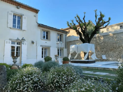 Maison de maître Les toiles à Elise Avignon Provence Location Chambre Soleil Climatisation Spacieux Piscine Jardin Calme Cigales Platane Fraîcheur Tableaux Semaine Week-end Détente 