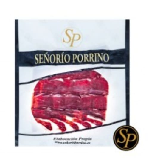 Paquete de producto cárnico curado español Señorío Porrino con lonchas de carne roja y marca SP
