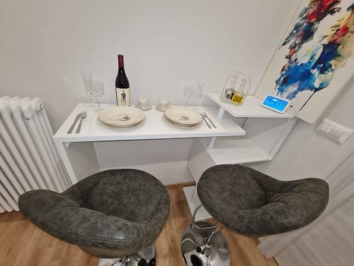 Blagovnica apartmana Raymihome u Torinu s modernom mesas, bocom vina i tamno presvučenim stolicama