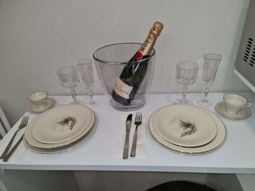Elegantna formalna postavka blagovaonog stola za dvoje u Raymihome apartmanu u Torinu s šampanjcem, finom porcelom i kristalom