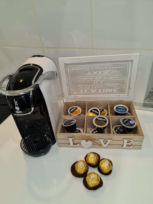 Lavazza aparat za kavu i drvena kutija za pohranu kapsula u apartmanu Raymihome u Torinu, Italija