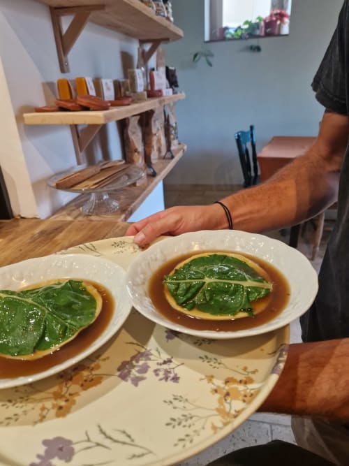 Deux élégants bols de soupe garnis d'une feuille verte à la Maisonaurinko B&B à Thénon, France