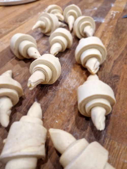 Spirales de pâte fraîchement dressées sur une surface en bois à la Maisonaurinko B&B à Thénon