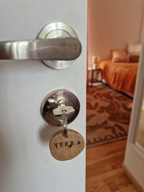 Serrure de porte d'hôtel avec porte-clés TERRA à la Maisonaurinko B&B à Thénon, France