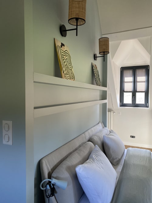 Chambre Colette à la Maison d'hôtes La Guirtelle à Lainsecq avec lit, œuvres murales et luminaires suspendus donnant sur le jardin