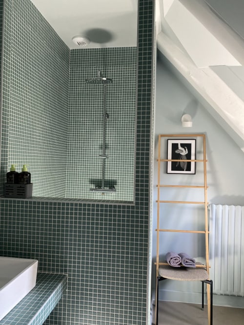 Salle de bain moderne avec carrelage mosaïque vert et douche vitrée à La Guirtelle B&B à Lainsecq, France