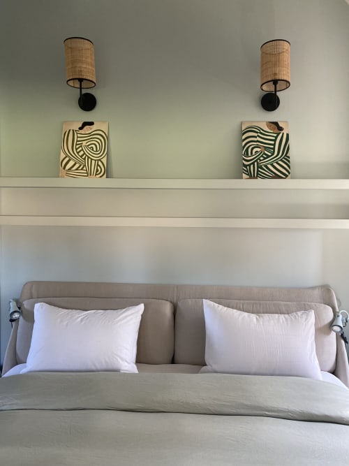 Chambre moderne à La Guirtelle B&B à Lainsecq avec tête de lit capitonnée beige, oreillers blancs, appliques murales